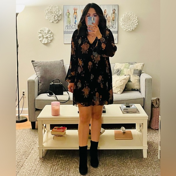 Aritzia Dresses & Skirts - Wilfred Day Dreamer V neck dress